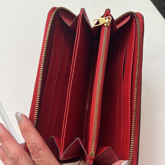 Louis Vuitton Red embossed monogram - Picture 8 of 17